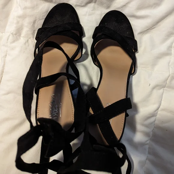 Mossimo black strappy suede lace up block ankle pumps, size 9 - Picture 5 of 7